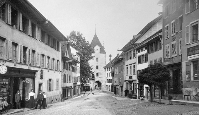 Blick vom Rathaus Richtung Unterstadt und Untertor anno 1905 … (Foto Stadtarchiv Sursee/Slg. Korporation Sursee)