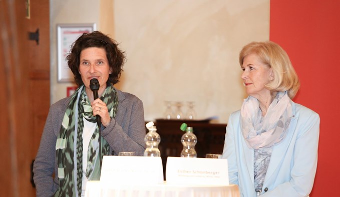 Judith Studer-Niederberger (links) und Esther Schönberger nahmen Stellung zu aktuellen Fragen. (Foto Ana Birchler-Cruz)