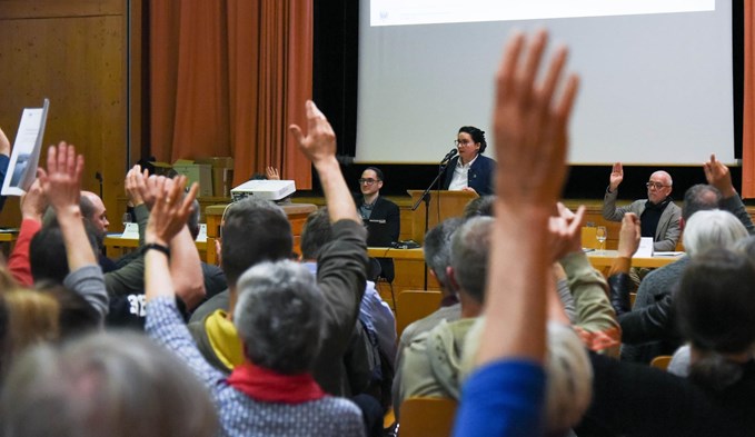 An der ausserordentlichen Gemeindeversammlung in Mauensee stimmten die Anwesenden für den Antrag, die Erweiterung des Schulraums anstatt der Mehrzweckhalle zu priorisieren.  (Foto Stefanie Zumbach)