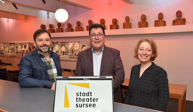 Gestalter Roger Sager, Hans Ambühl, Präsident der Stiftung Stadttheater Sursee, und Nadine Bucher, Geschäftsführerin der Stiftung Stadttheater Sursee (v. l.), mit dem neuen Logo. (Foto Daniel Zumbühl)