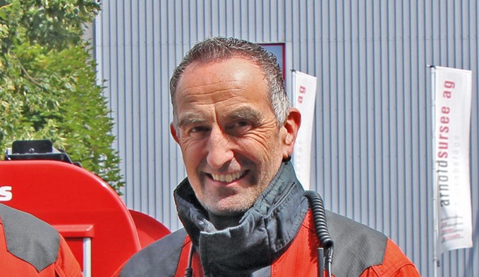 Marcel Zihlmann ist Kommandant der Feuerwehr Region Sursee und gibt Auskunft über den Löschvorgang bei einem Brand eines E-Fahrzeugs. (Foto Franziska Kaufmann)