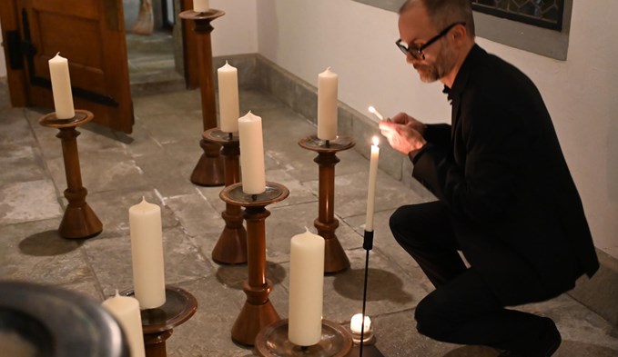 Matthias Kissling vervollständigte das Konzert mit Texten zum Ritual des Lichterlöschens.  (Foto Werner Mathis)