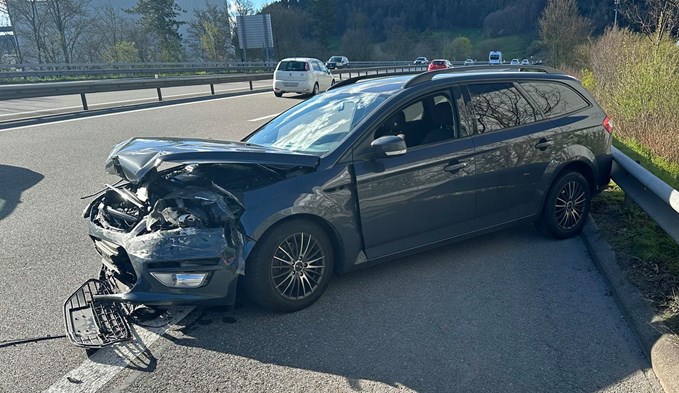 Am Dienstagabend kam es in Dagmersellen auf der Autobahn A2 zum Selbstunfall.  (Foto Luzerner Polizei)