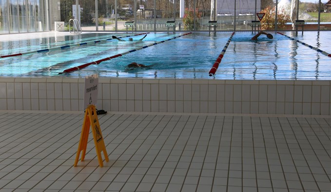 Noch bis am 8. Juli können die Schwimmgäste im Hallenbad ihre Bahnen ziehen. (Foto Geri Wyss)