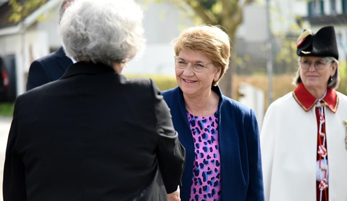 Die Bundespräsidentin Viola Amherd trifft in der Festhalle Sempach ein. (Foto Nicolas Arnold)
