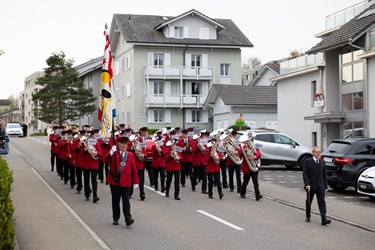 Die Brass Band Feldmusik Nottwil begleitete die Prozession zur Kirche musikalisch. (Foto Joèl Frei)