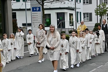 Insgesamt 59 Mädchen und Buben aus Schenkon, Sursee und Mauensee zogen am Samstag und Sonntag in die Pfarrkirche Sursee zur Feier der ersten Kommunion ein. (Foto Werner Mathis)