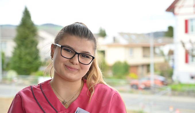 Eluisa-Elena Lenoci ist seit September 2023 als Fachfrau Gesundheit im Alterszentrum Feld tätig. (Foto Werner Mathis)
