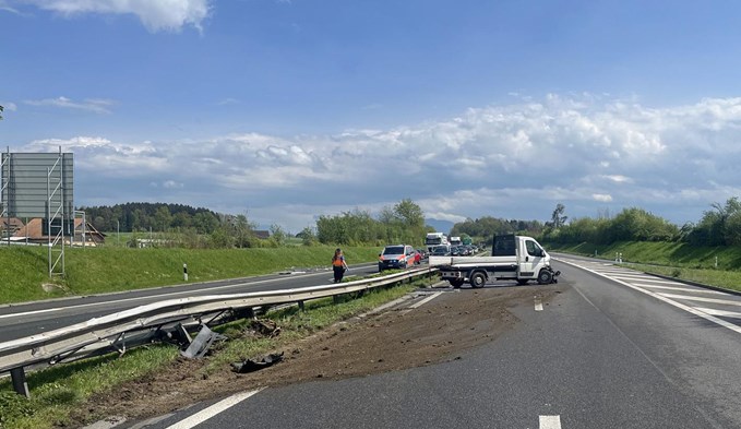 Ein Lieferwagen kollidierte mit der Leitplanke. (Foto Luzerner Polizei/zVg)
