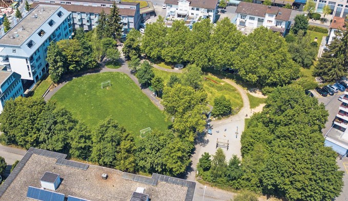 Der Spielplatz Kyburgpark in seiner aktuellen Form aus der Vogelperspektive. Im Zentrum befindet sich das WC-Gebäude, das mit einer Buvette ergänzt werden soll.  (Foto Patrick Wicki/Archiv)