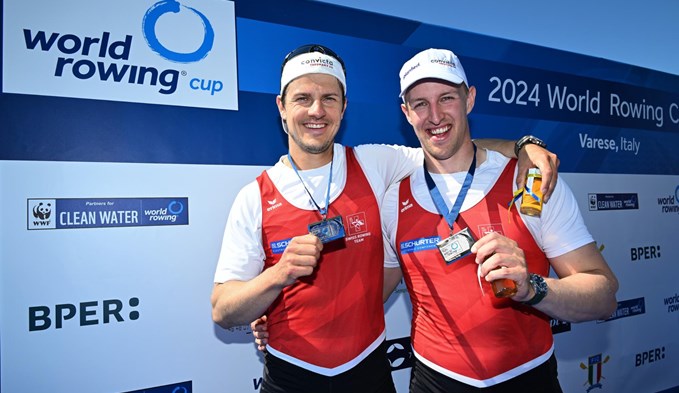 Roman Röösli (links) und Andrin Gulich holten sich die Silbermedaille. (Foto Detlev Seyb/Swiss Rowing/zVg)