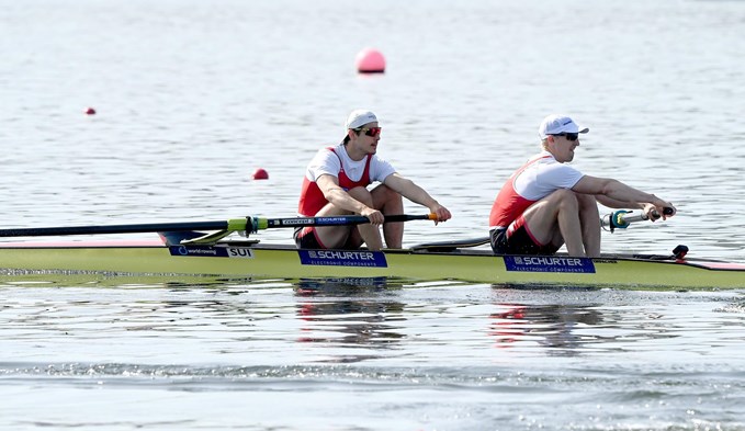 Roman Röösli (links) und Andrin Gulich gelang nach einem langen Schlussspurt der zweite Rang im Zweier ohne Steuermann. (Foto Detlev Seyb/Swiss Rowing/zVg)