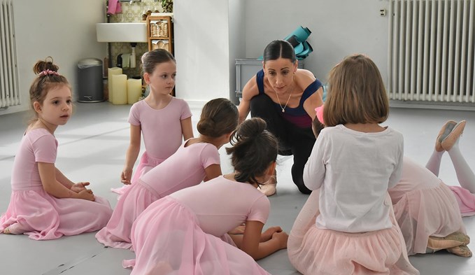 Cintia Decastelli übernahm am 1. Mai von Urs Vogel die Leitung der Schule für Künstlerischen Tanz in Sursee. Sie unterrichtet auch selbst Ballett für Kinder und Erwachsene. (Foto Daniel Zumbühl)