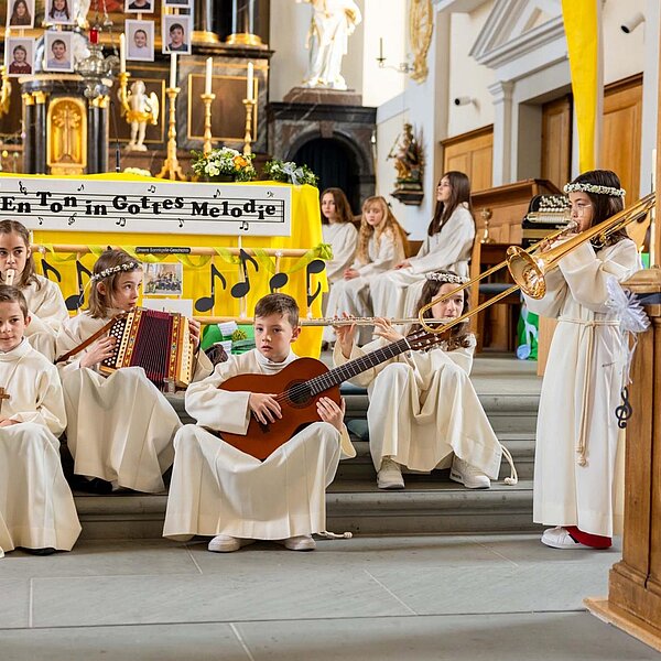 
									Alle Kinder am weissen Sonntag in Knutwil hatten ihre eigene Aufgabe. Bild: Foto Julia Habermacher
								