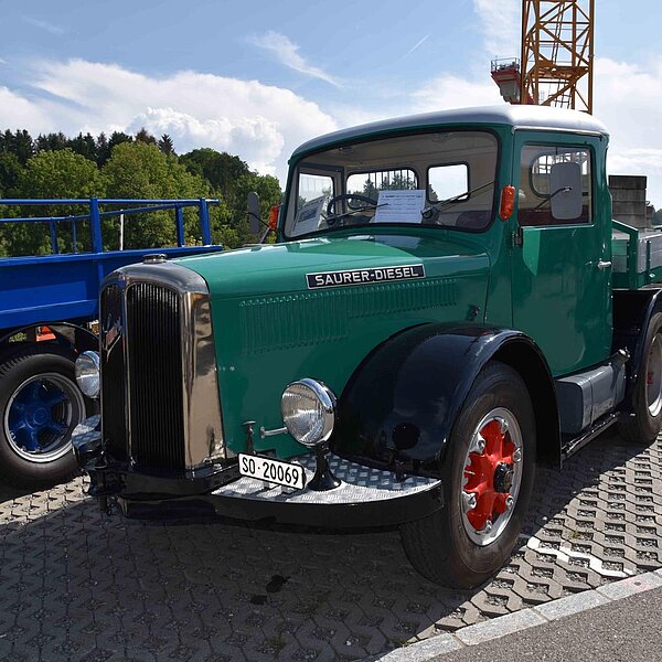
									Ob Postauto, Feuerwehrfahrzeug oder Lastwagen. Rund 2000 Besucher schauten 300 verschiedene Saurer-Fahrzeuge im Campus Sursee an.  Bild: Foto Thomas Stillhart
								