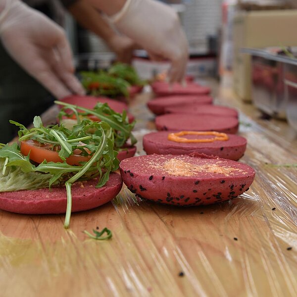 
									Burger mit Randen passten zum dominierenden Farbe pink.  Bild: Foto sti
								