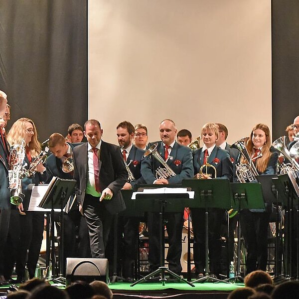 
									Der erste Konzertteil war klassisch der Brassmusik gewidmet und in der Musikuniform.  Bild: Foto Thomas Stillhart
								