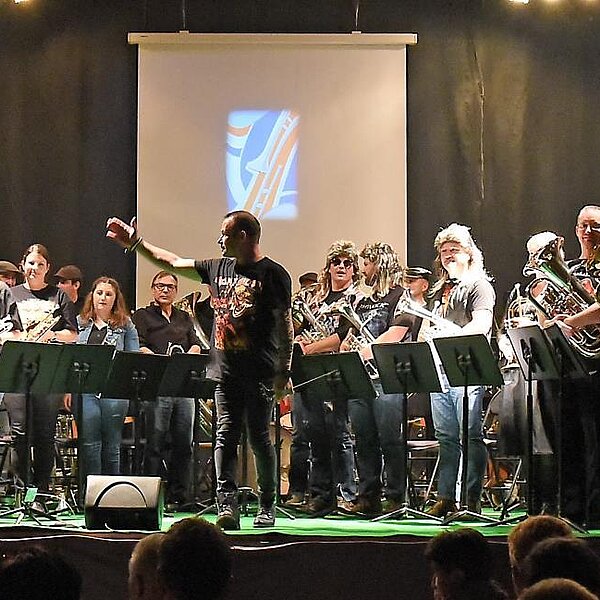 
									«Heavy Brass» hiess das Motto der Musikgesellschaft Knutwil am Jahreskonzert und entsprechend kleideten sich die Musikanten.  Bild: Foto Thomas Stillhart
								