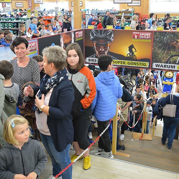 
									FCL-Autogrammstunden bei Otto's 2019 (1): Bild 1
								
