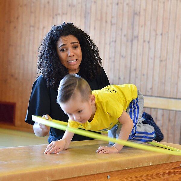 
									Die schnellste Frau der Schweiz, Mujinga Kambundji, besuchte in Büron «Miteinander Turnen» MiTu mit Leiterin Astrid Müller und drei- bis fünfjährigen Kindern.  Bild: Foto Thomas Stillhart
								