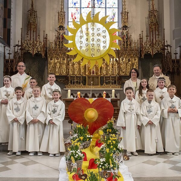 
									Die zweite Gruppe der Hildisrieder Erstkommunikant/-innen. Bild: Foto Heidi Fleischli
								