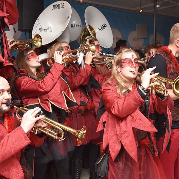 
									Heiniball mit Heinivater «Wisu» Amrein in der «Braui» mit der Joe Beaujolais Band und dem Motto «Us aller Welt».  Bild: Foto Thomas Stillhart
								