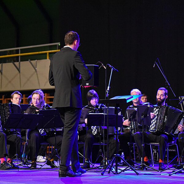 
									Das «Jugend Akkordeon Orchester» (JAO) mit Mitgliedern aus der Region begleitete die Fahnenübergabe.
								