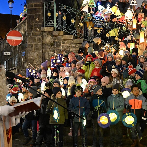 
									So zahlreich erschienen die Surseer Kinder, um den Chlaus zu begrüssen. Bild: Foto Werner Mathis
								