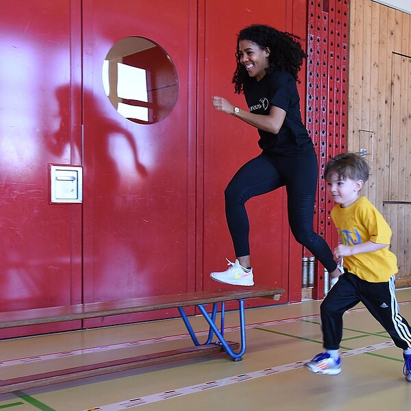 
									Die schnellste Frau der Schweiz, Mujinga Kambundji, besuchte in Büron «Miteinander Turnen» MiTu mit Leiterin Astrid Müller und drei- bis fünfjährigen Kindern.  Bild: Foto Thomas Stillhart
								