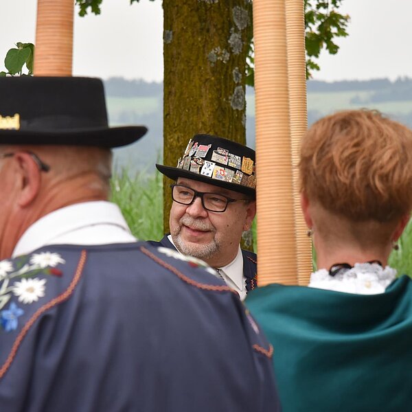 
									Die Abzeichen am Hut sind ein Zeichen dafür, wie viele Jodlerfeste dieser Alphornbläser bereits besucht hat. Bild: Foto Franziska Kaufmann
								