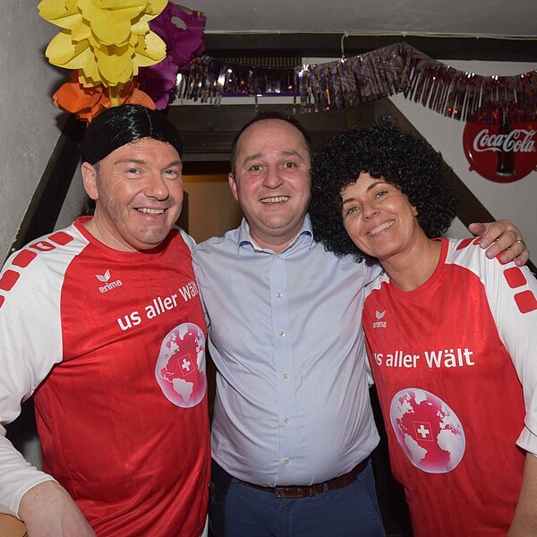 
									Heiniball mit Heinivater «Wisu» Amrein in der «Braui» mit der Joe Beaujolais Band und dem Motto «Us aller Welt».  Bild: Foto Thomas Stillhart
								