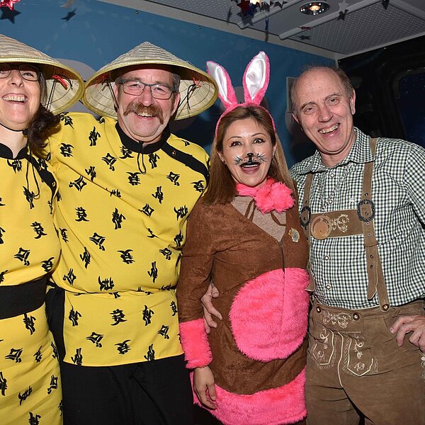 
									Heiniball mit Heinivater «Wisu» Amrein in der «Braui» mit der Joe Beaujolais Band und dem Motto «Us aller Welt».  Bild: Foto Thomas Stillhart
								
