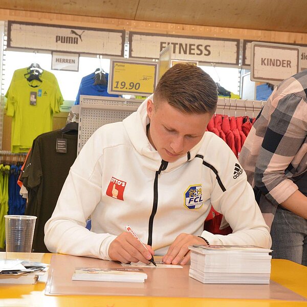 
									FCL-Autogrammstunden bei Otto's 2019 (1): Bild 13
								