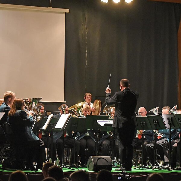 
									Der erste Konzertteil war klassisch der Brassmusik gewidmet und in der Musikuniform.  Bild: Foto Thomas Stillhart
								