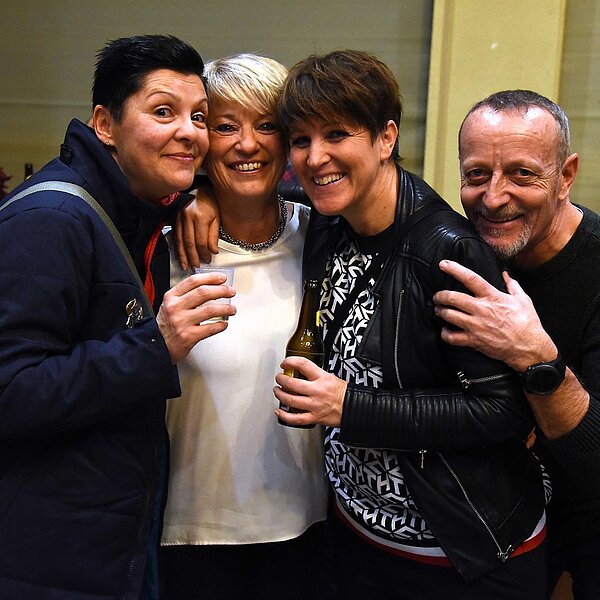 
									Am Mehlsuppenessen war die Stimmung bestens.  Bild: Foto Thomas Stillhart
								