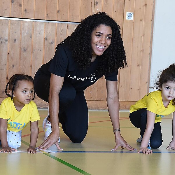 
									Die schnellste Frau der Schweiz, Mujinga Kambundji, besuchte in Büron «Miteinander Turnen» MiTu mit Leiterin Astrid Müller und drei- bis fünfjährigen Kindern.  Bild: Foto Thomas Stillhart
								