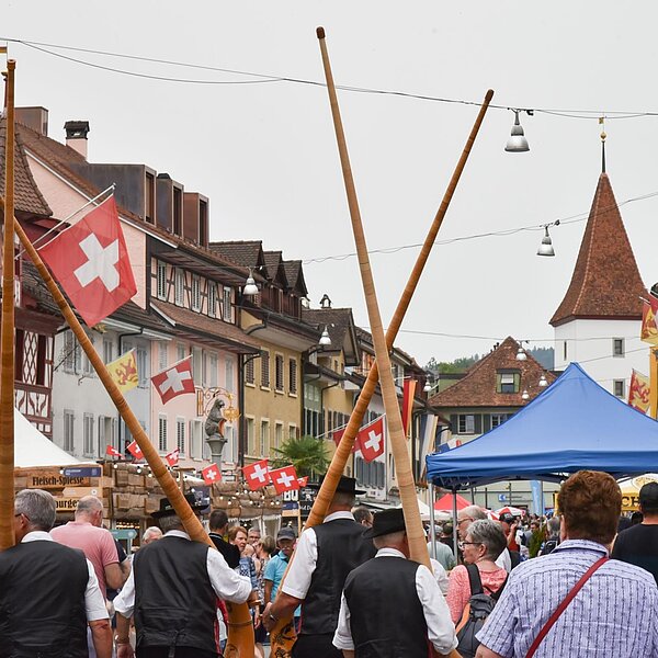 
									Alphörner ragten auch im Städtli Sempach gen Himmel empor. Bild: Foto Franziska Kaufmann
								