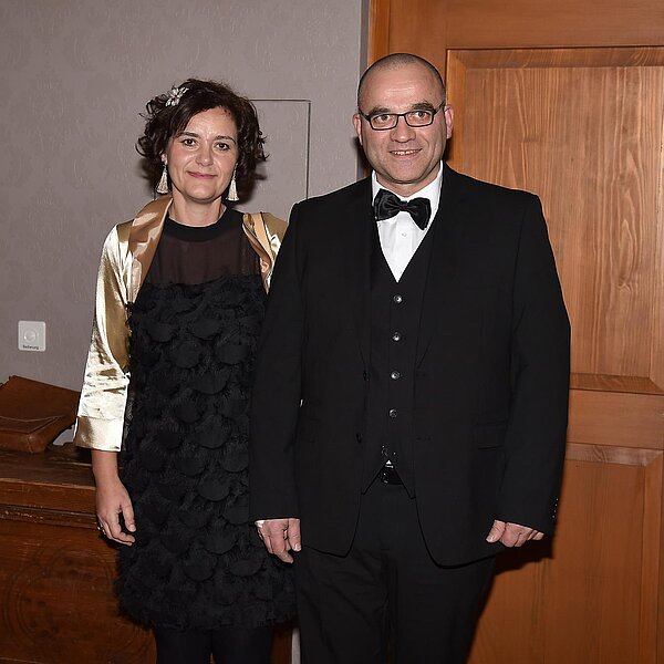 
									Das Zunftmeister Nico und Olga Mauceri 2020 der Fröschenzunft Triengen schreitet in den Saal im «Rössli».  Bild: Foto Thomas Stillhart
								
