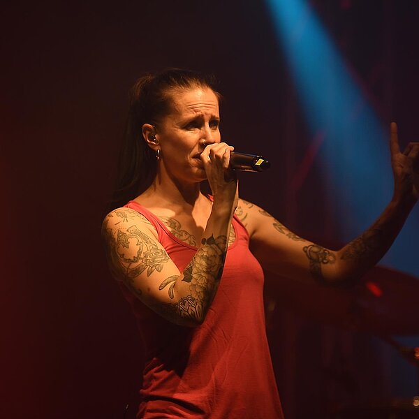 
									Mit dabei war auch die Sängerin und ehemalige Lehrerin Nicole Kammermann mit der Band Redwood. Bild: Foto Thomas Stillhart
								