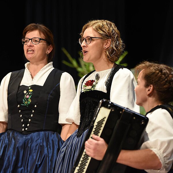 
									Priska Wismer und Yvonne Fend im Duett. Bild: Foto Thomas Stillhart
								