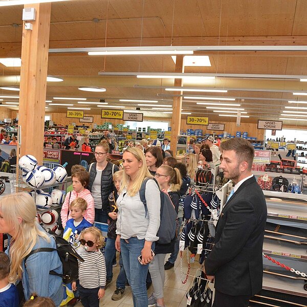 
									FCL-Autogrammstunden bei Otto's 2019 (1): Bild 17
								