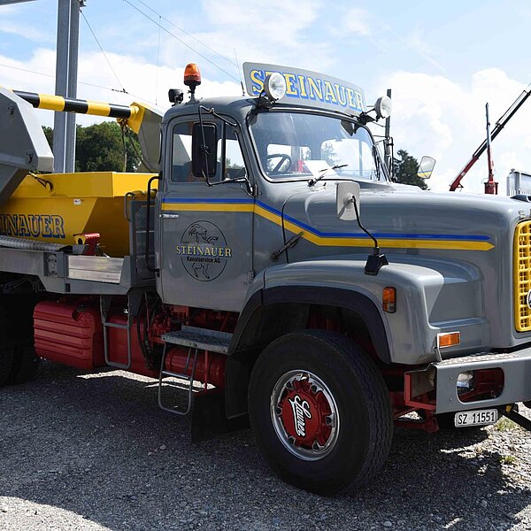 
									Ob Postauto, Feuerwehrfahrzeug oder Lastwagen. Rund 2000 Besucher schauten 300 verschiedene Saurer-Fahrzeuge im Campus Sursee an.  Bild: Foto Thomas Stillhart
								