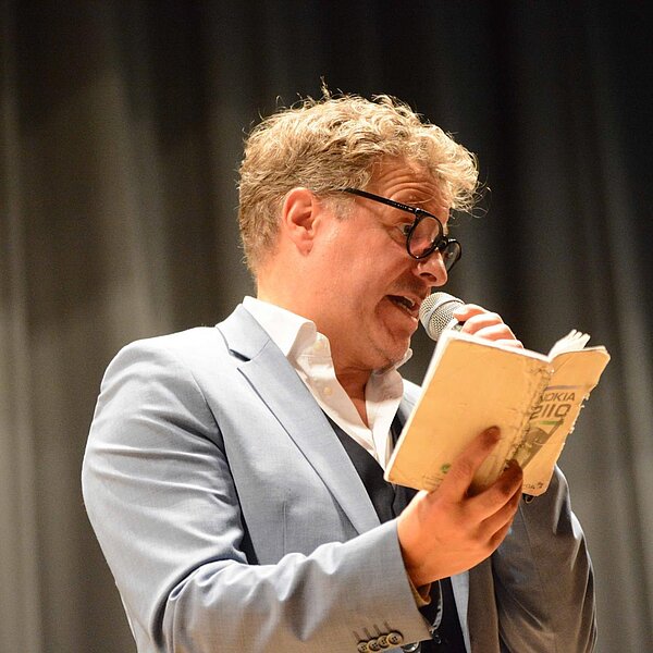 
									Der Wiener Satiriker Niko Formanek in Schenkon: Bild 1
								