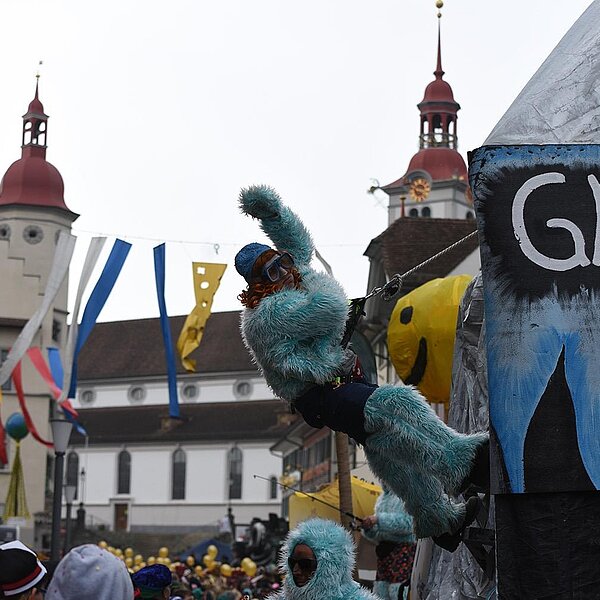 
									Waghalsige Showeinlagen gehörten auch zum Umzug dazu. Bild: Foto Fabian Zumbühl
								