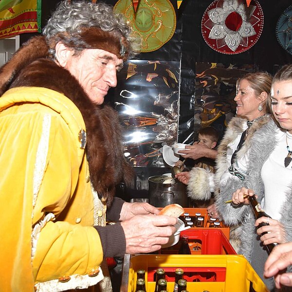 
									Heiniball mit Heinivater «Wisu» Amrein in der «Braui» mit der Joe Beaujolais Band und dem Motto «Us aller Welt».  Bild: Foto Thomas Stillhart
								