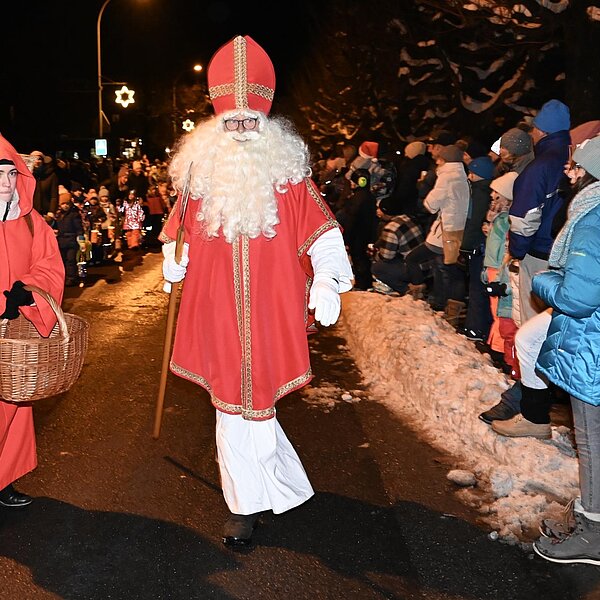 
									Ehrfürchtig empfing man in Oberkirch den Samichlaus am 23. November.  Bild: Foto Werner Mathis
								