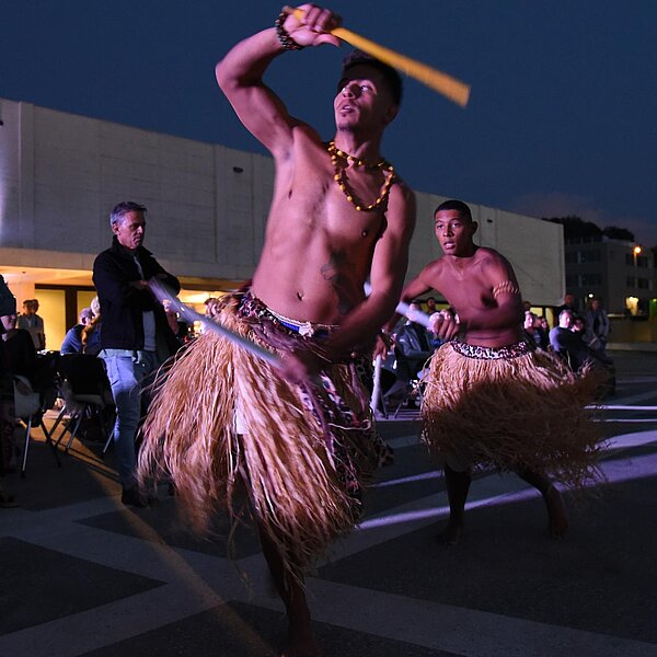 
									Am Sommerfest des Campus Sursee gab es viel Feuer. Capoeira Schweiz trat auf. Bild: Foto Thomas Stillhart
								