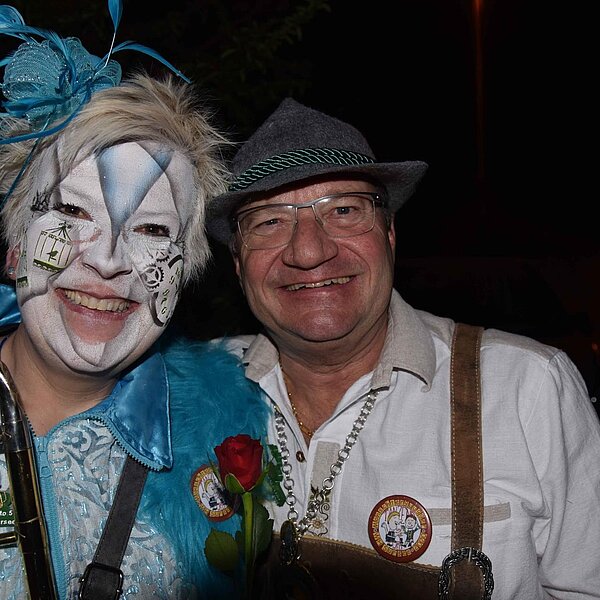
									Heiniball mit Heinivater «Wisu» Amrein in der «Braui» mit der Joe Beaujolais Band und dem Motto «Us aller Welt».  Bild: Foto Thomas Stillhart
								
