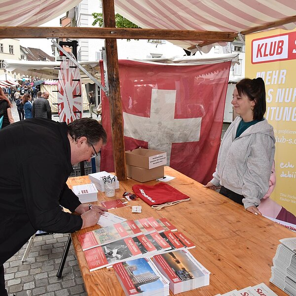 
									Auch der Stand der Surseer Woche war gut besucht. Bild: Foto Céline Estermann-Erni
								