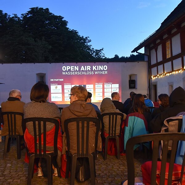 
									Das Ambiente im Schlosshof macht das Openair-Kino Schloss Wyher einzigartig. Bild: Foto Céline Estermann-Erni
								